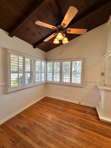 Building Photo - 9856 La Rosa Dr