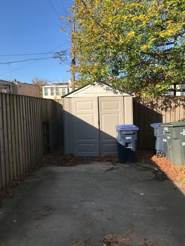 Building Photo - 2 Bed 2.5 Bath row house located just a short distance from RFK stadium in NE Washington, DC.