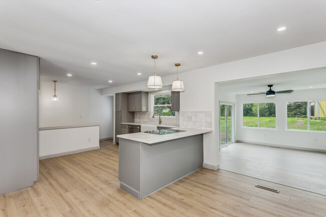 Building Photo - 2243 N Lynnwood Dr