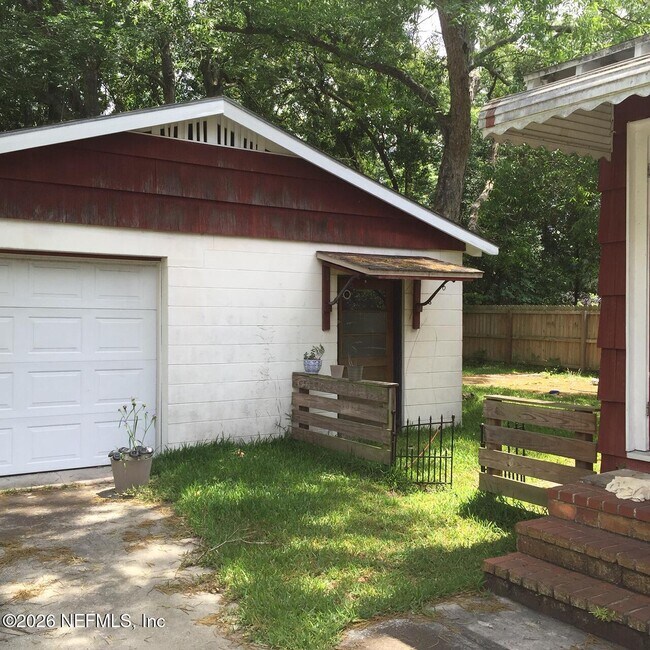 Building Photo - 1337 Menna St