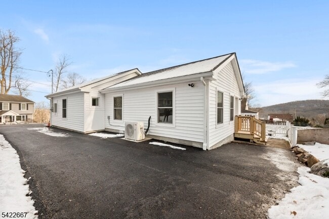 Building Photo - 7 Mountain Rd