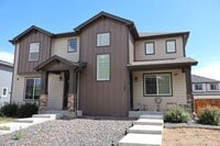 Building Photo - Stunning 3 Bedroom Townhouse