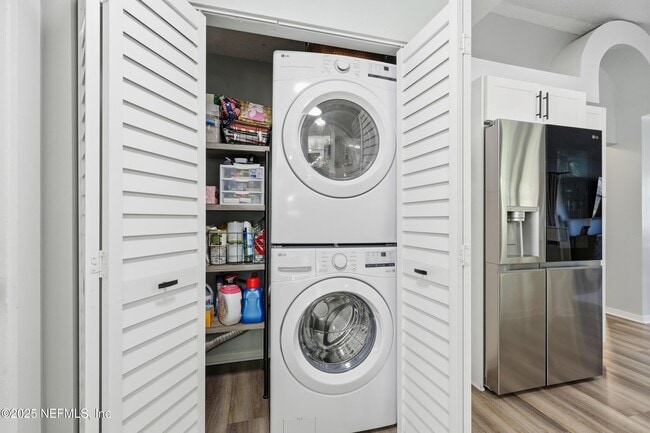 Building Photo - 2143 Lady Di Ln