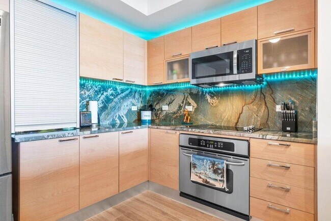 Building Photo - 2640 Lake Shore Dr