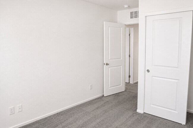 Building Photo - 6185 Lily Gdn St