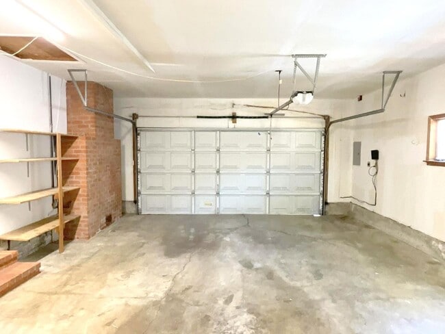 Building Photo - TOP LOCATION & TOP SCHOOLS ! Remodeled SAR...