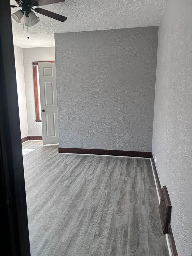 Building Photo - For Rent – 2 Bedroom | 1 Bathroom Aurora, IL 60505
