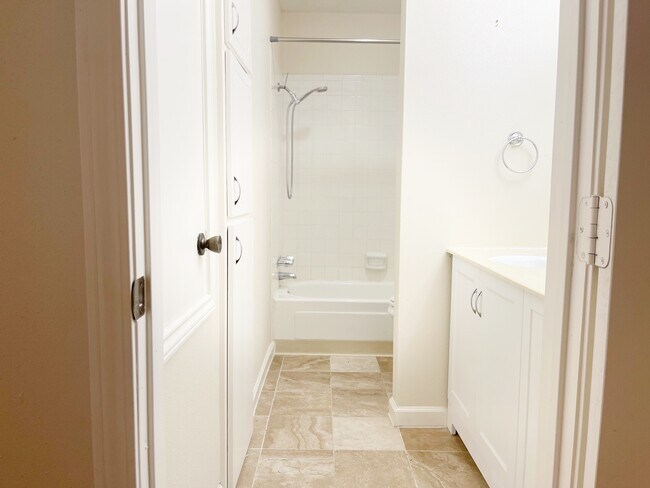 Secondary Bathroom - 5550 N Braeswood Blvd