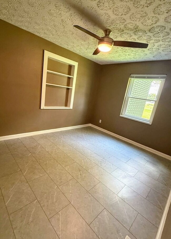 Building Photo - Spacious 6BR House in New Lebanon