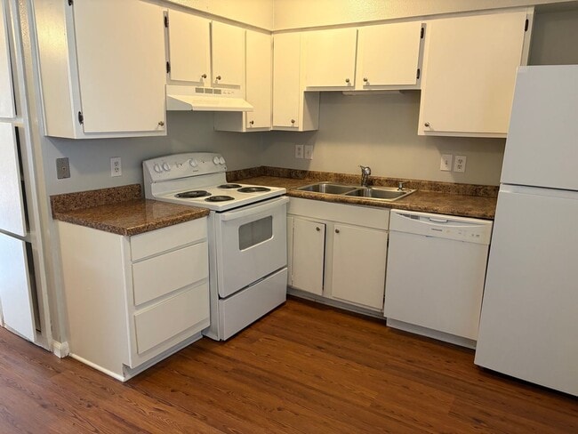 Building Photo - Timber Cove Townhomes