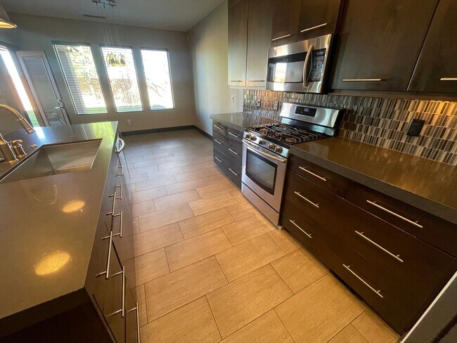 Building Photo - Beautiful Bridal Gate Estates - FIVE CAR GARAGE!!