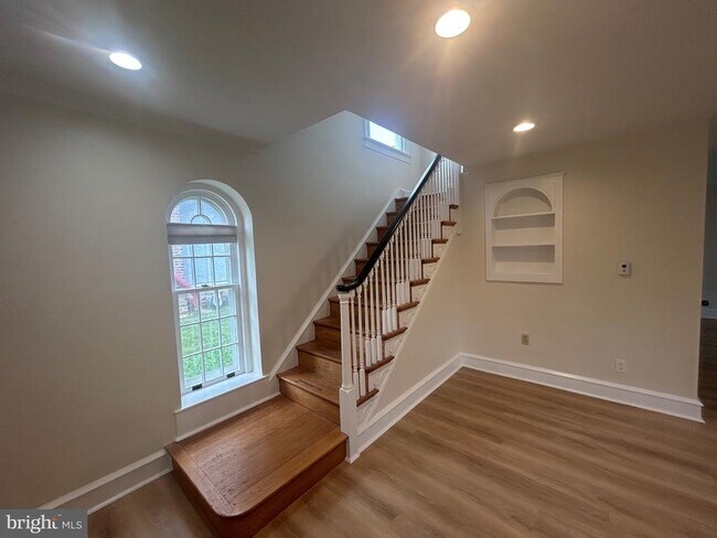 Building Photo - 243 Rockglen Rd