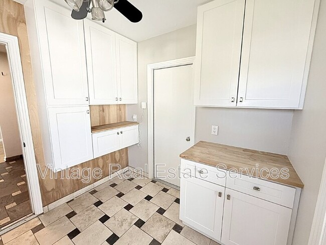 Building Photo - 105 N Aurora Ave