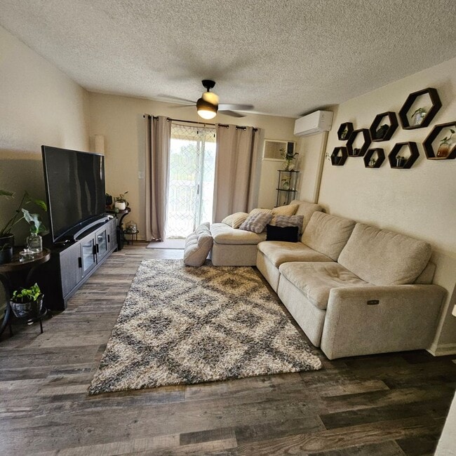 Building Photo - Pet Friendly Upstairs 2/1.5-bedroom North ...