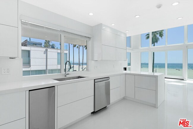 Building Photo - 2419 Ocean Front Walk