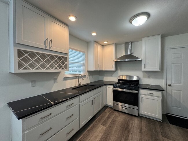 Building Photo - Conveniently Located 3 Bed 2.5 Bath Home i...