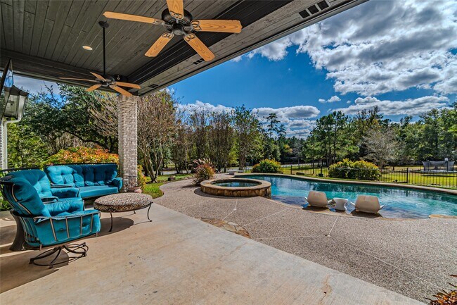 Building Photo - 15569 Crown Oaks Dr