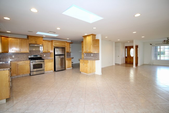 Building Photo - 4420 Lowell Ave