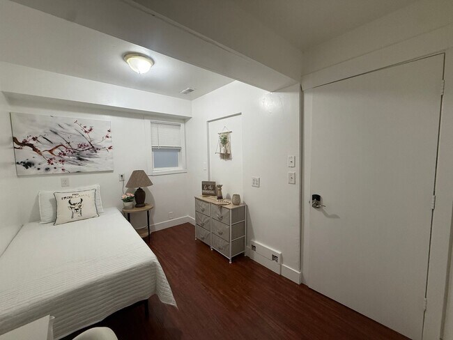 Building Photo - Affordable Private Girl room Downtown - Top Floor and Furnished