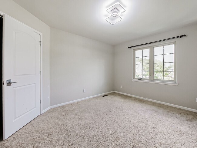 Building Photo - AVAILABLE NOW! Stunning 5-Bedroom Home in ...