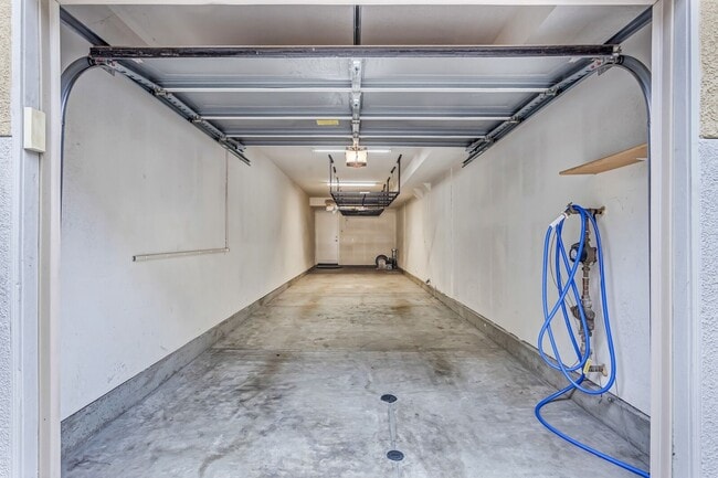 Building Photo - Lux 2 Bed 2 Bath Condo at the Spectrum!
