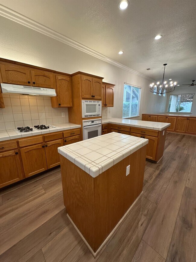 Building Photo - 7026 N Warren Ave