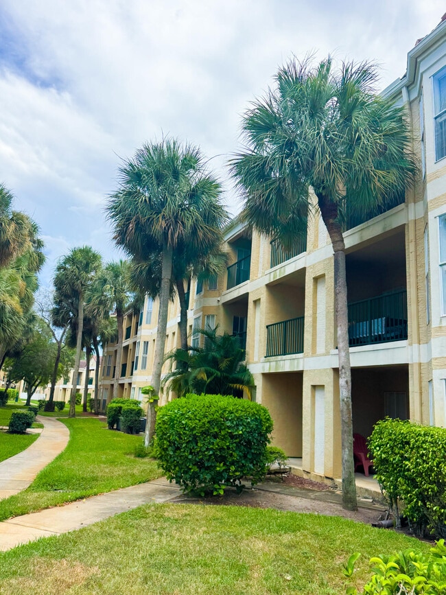 Building Photo - 977 Riverside Dr