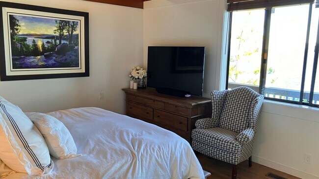 Building Photo - Furnished Lakefront home with amazing Lakeviews