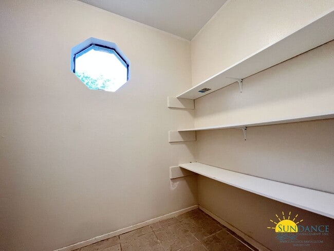 Building Photo - End unit 2 Bedroom Townhome with nice upda...