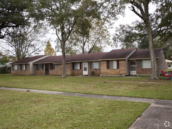 Building Photo - Village Oaks Apartments