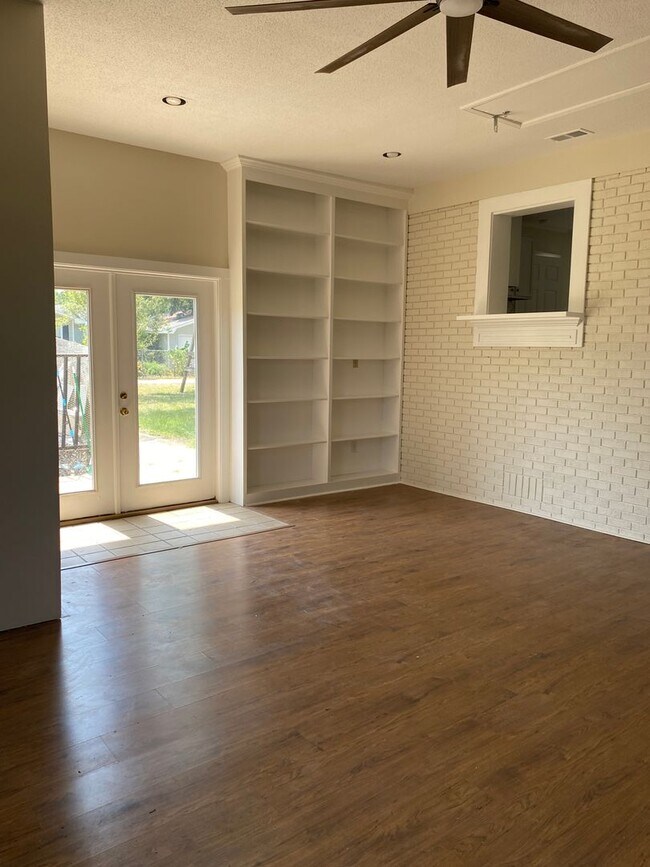 Building Photo - Come Home to Bayou View!!