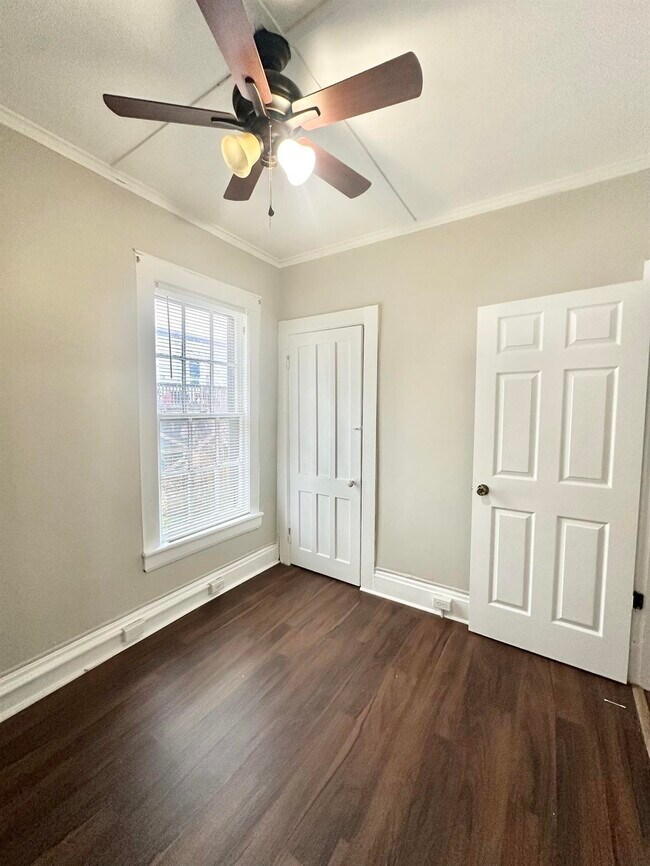 Building Photo - 1422 5th Ave