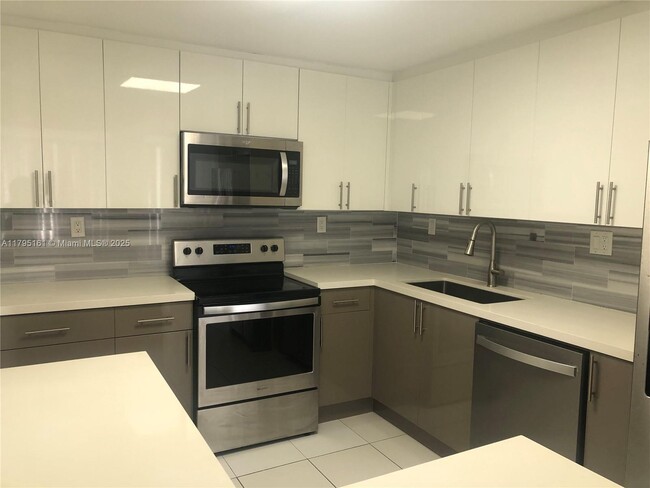 Building Photo - 18081 Biscayne Blvd