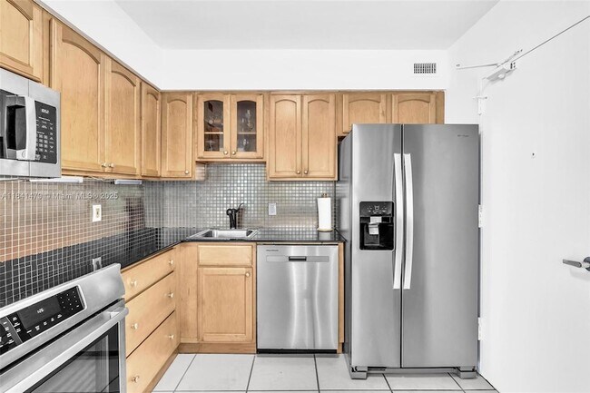 Building Photo - 5161 Collins Ave