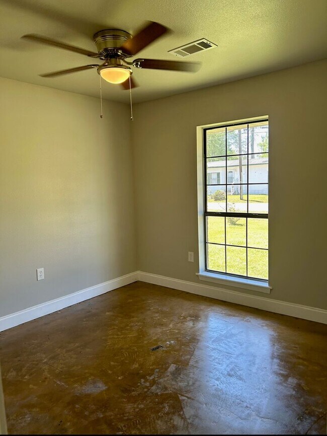 Building Photo - Single Family Home.  Available Now!