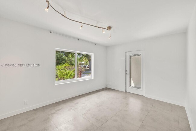 Building Photo - 801 NE 118th St