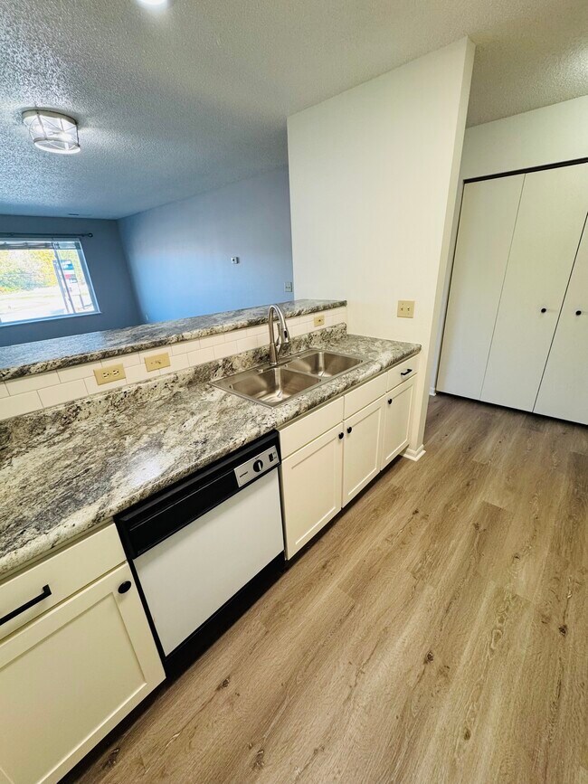 Building Photo - 395