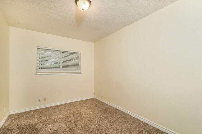 Building Photo - 10059 Birch Field Dr