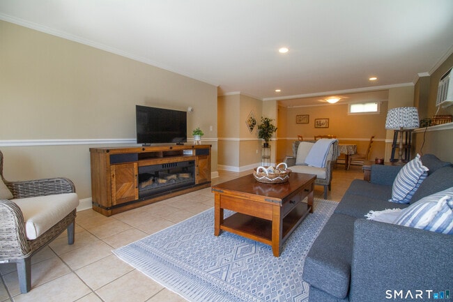 Building Photo - 14 Lake Dr N