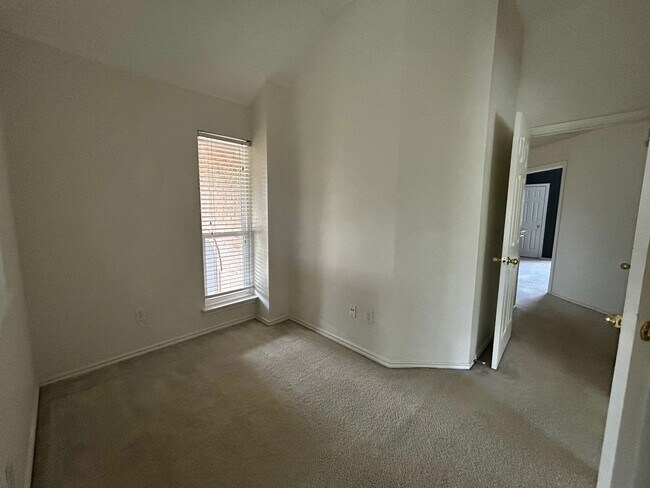 Building Photo - Spacious Home in BISD