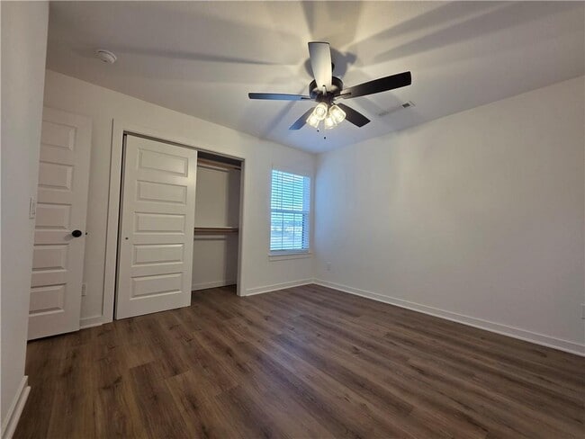 Building Photo - 827 N Crater Ave