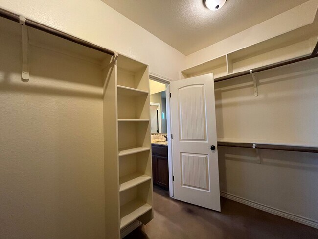 Building Photo - 3000 Silver Saddle Dr
