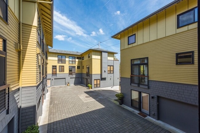 Building Photo - Luxury Three Bedroom Townhome in Johns Lan...