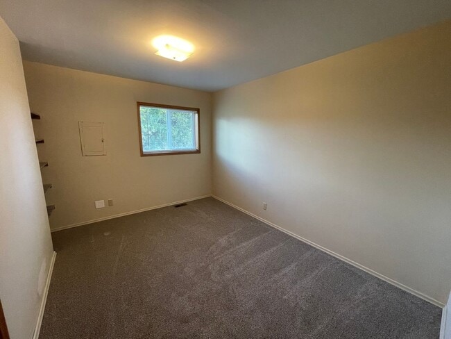 Building Photo - ***PENDING APPLICATION***Adorable Single Story 2 Bedroom Home Right on the Water!