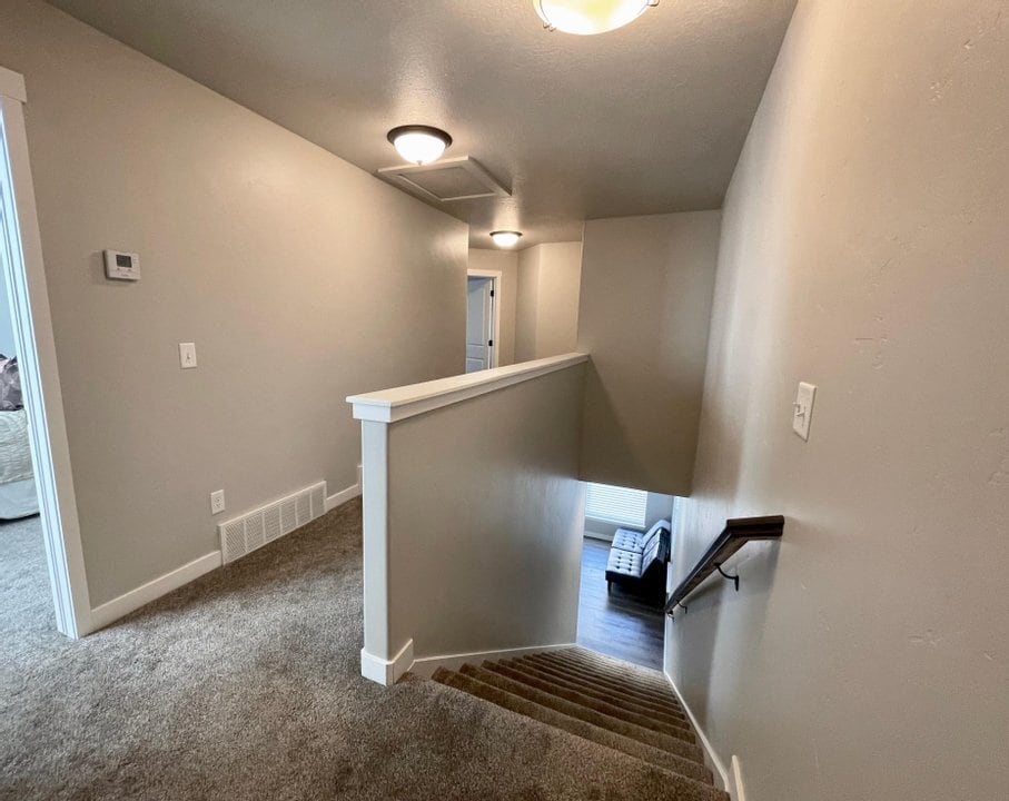 Building Photo - 371 W Knights Ln