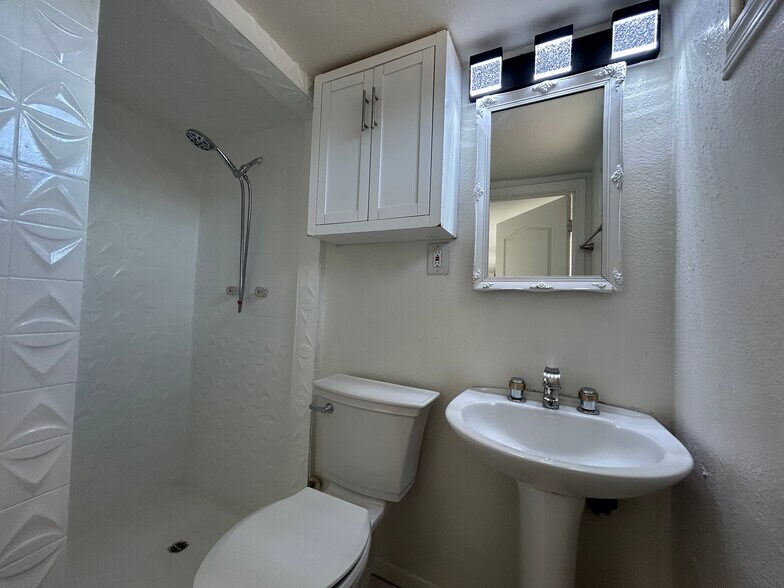Building Photo - 3062 N 42nd Ave