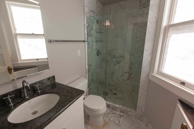 Building Photo - Beautifully Remodeled 3BR 2BA Top Floor Condo in Presidio Heights