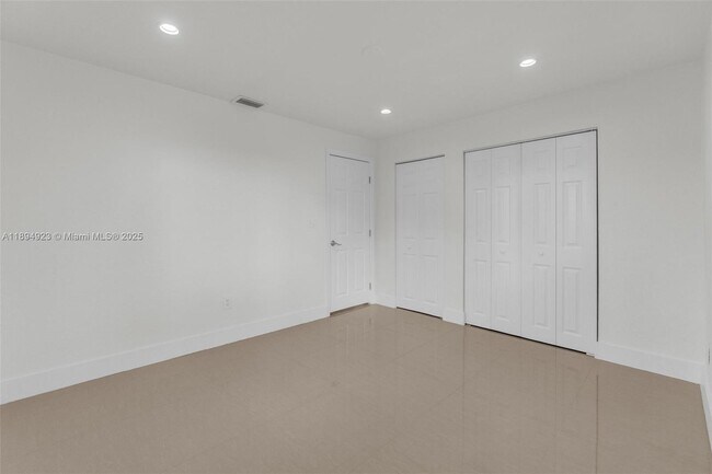 Building Photo - 5520 SW 91 Ave