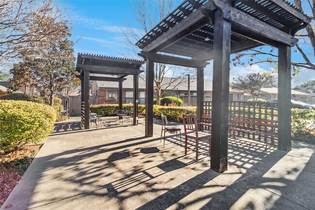 Building Photo - 2111 E Belt Line Rd