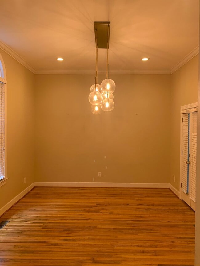Building Photo - Spacious Townhome close to downtown Auburn...